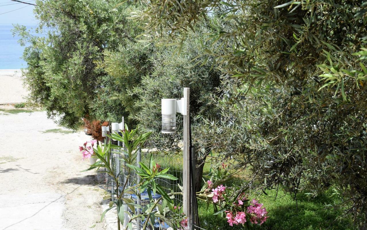 Standard Rooms By Scala Himare Bagian luar foto